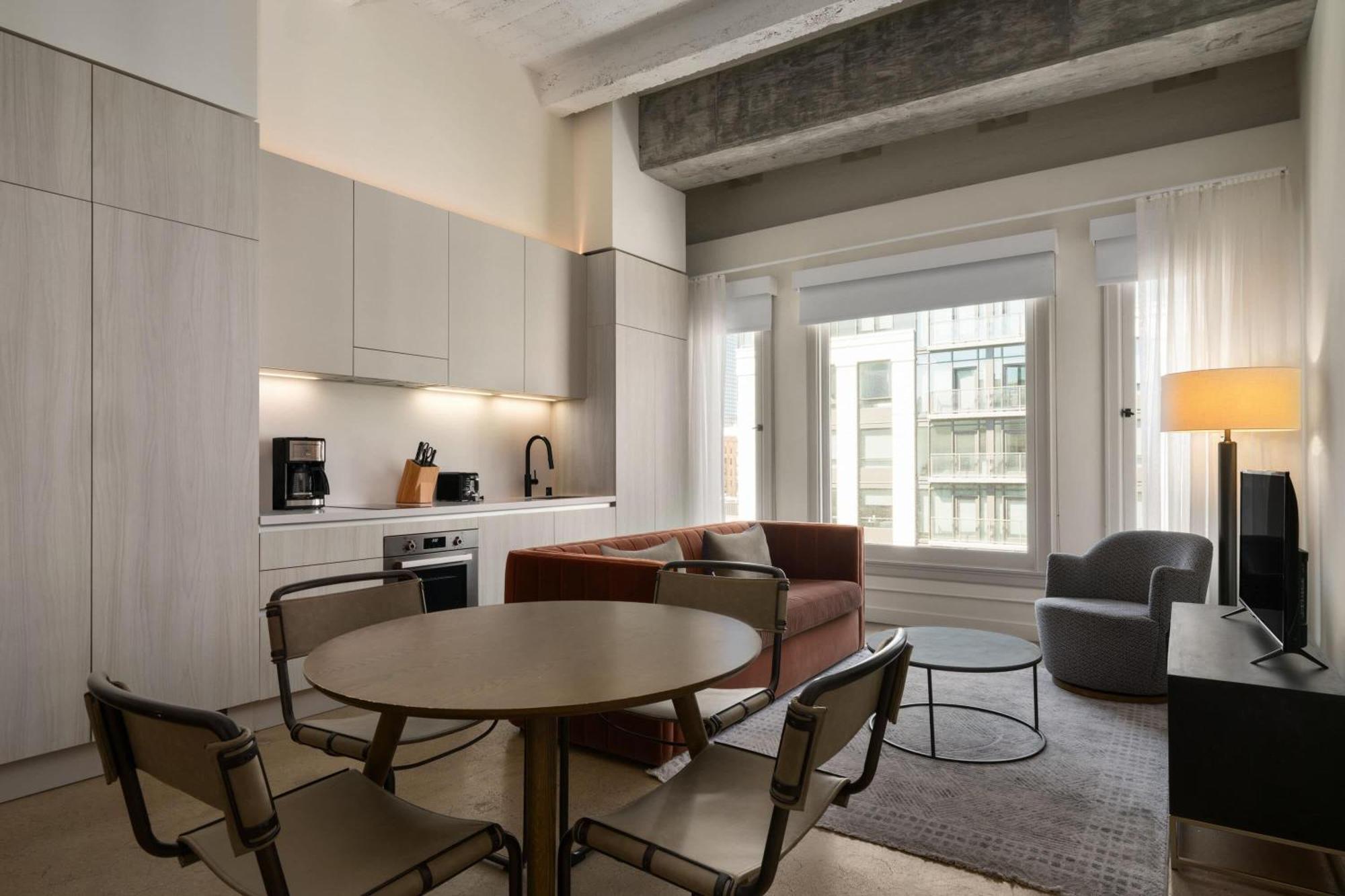 Deluxe King Studio Apartment - Non-Smoking